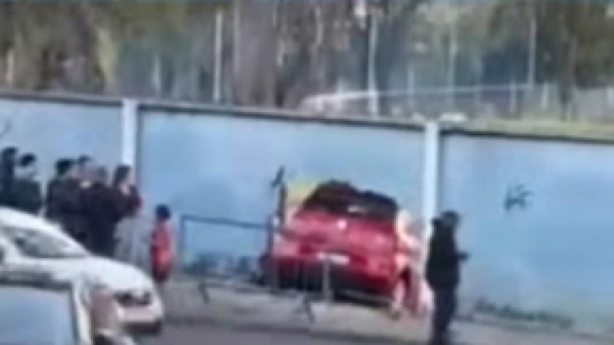 Cruzeiro: carro desgovernado perde freio, destrói muro e invade Toca da Raposa