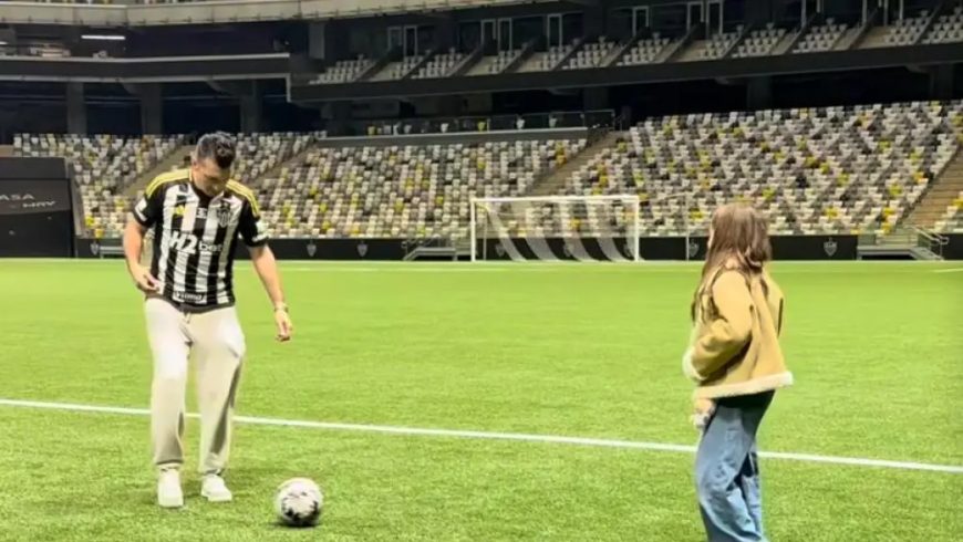 Campeão com Atlético joga bola com filha na Arena MRV e se declara a BH