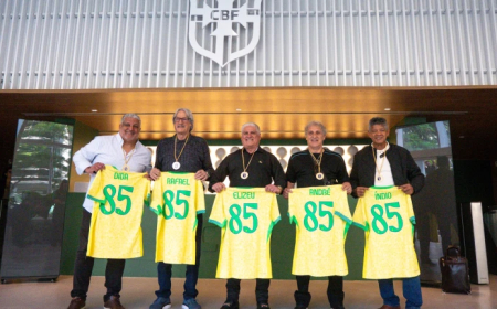 Campeões brasileiros pelo Coritiba em 1985 recebem medalhas da CBF