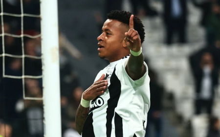 Treinador do Besiktas abre o jogo sobre futuro de Arroyo, na mira do Cruzeiro