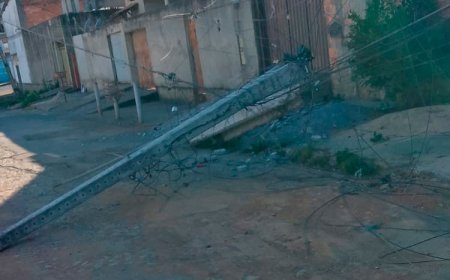 Caminhão arrasta fiação elétrica e derruba postes no bairro Itapuã, em Sete Lagoas