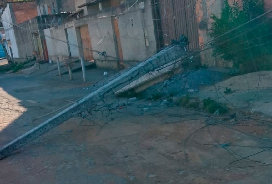 Caminhão arrasta fiação elétrica e derruba postes no bairro Itapuã, em Sete Lagoas
