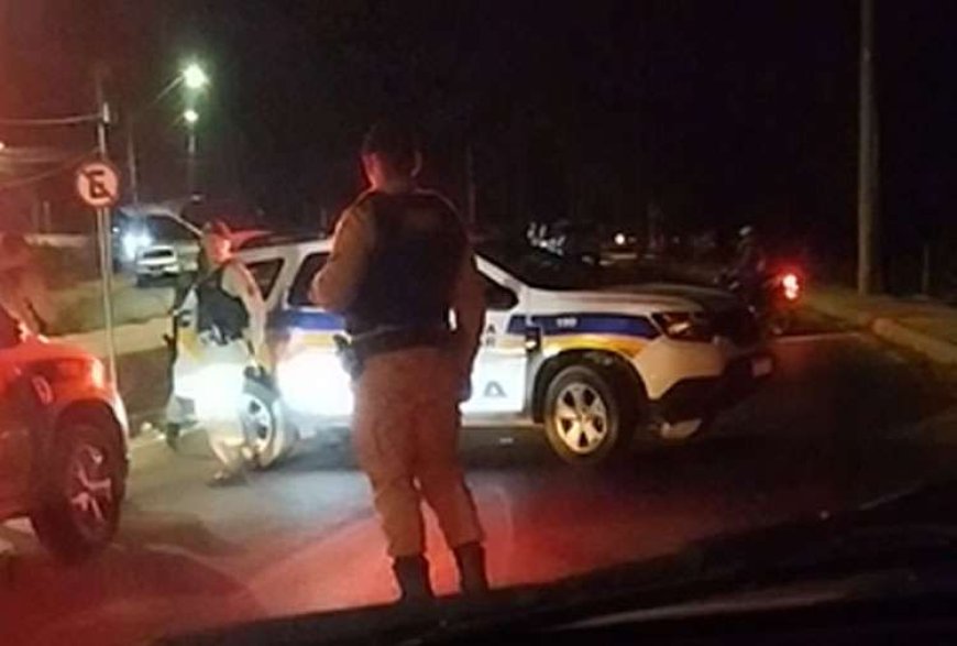 Perseguição e troca de tiros terminam com dois suspeitos baleados e armas apreendidas em Sete Lagoas