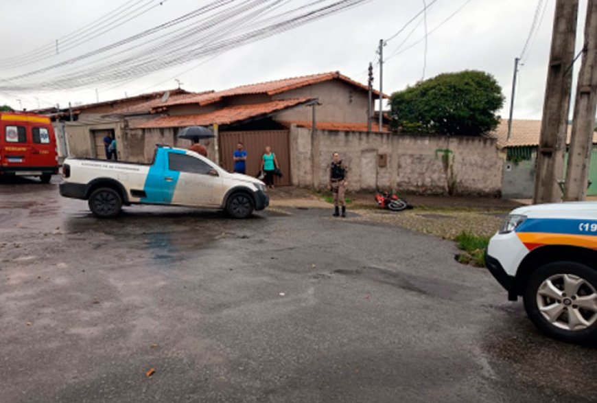 Acidente entre moto e caminhonete deixa homem ferido em Sete Lagoas