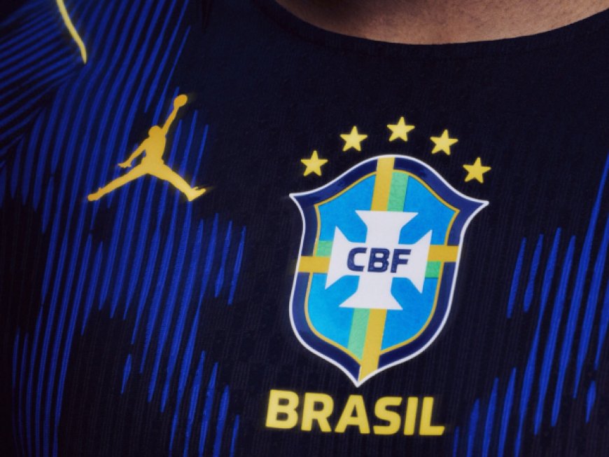 Seleção Brasileira apresenta uniforme azul para a Copa