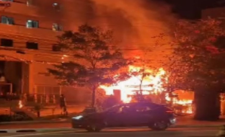 Polícia procura dupla suspeita de incendiar biblioteca