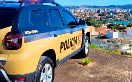 Colar com imagem de Pablo Escobar, armas e carros de luxo