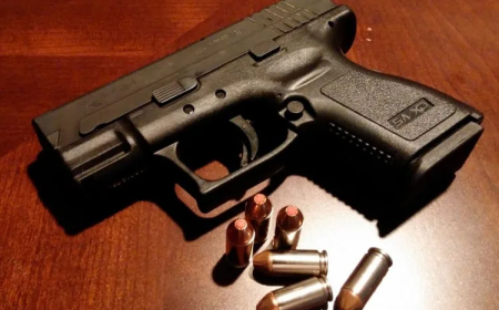 Homem é flagrado com arma escondida