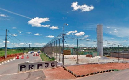 Homem se passa por policial e advogado em confusão na porta de presídio