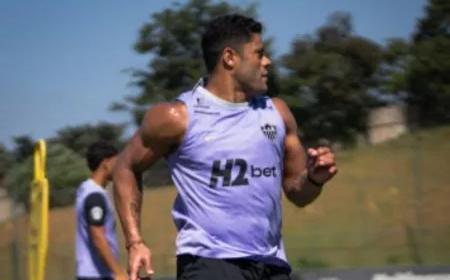 Em negociação com o Fluminense, Hulk participa de treino