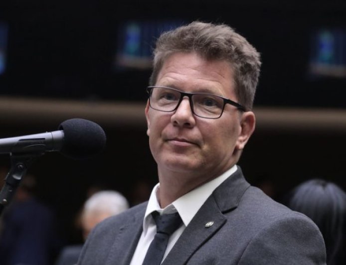 Mario Frias passa mal e é internado