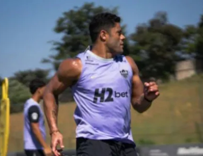 Em negociação com o Fluminense, Hulk participa de treino