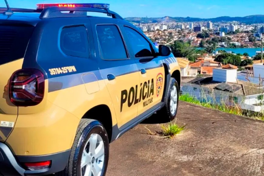 Colar com imagem de Pablo Escobar, armas e carros de luxo