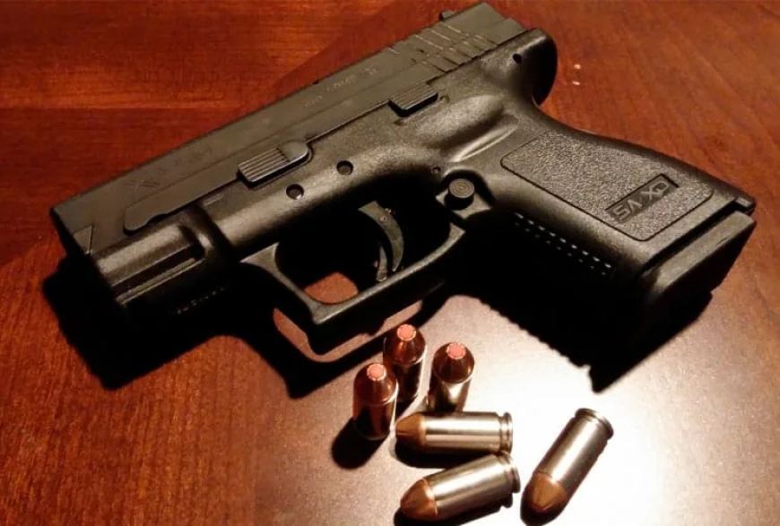 Homem é flagrado com arma escondida