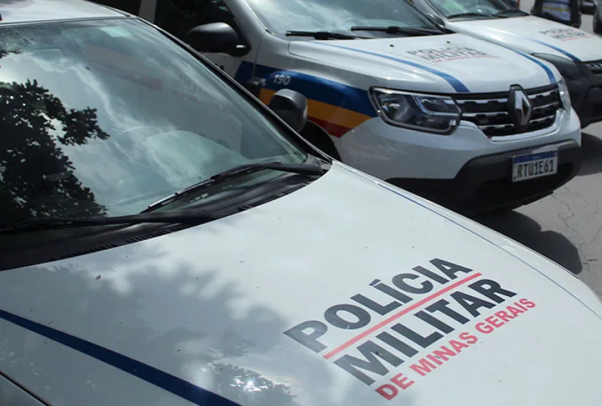 Carro invade residência, destrói portão e deixa criança ferida