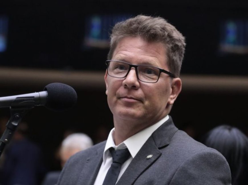 Mario Frias passa mal e é internado