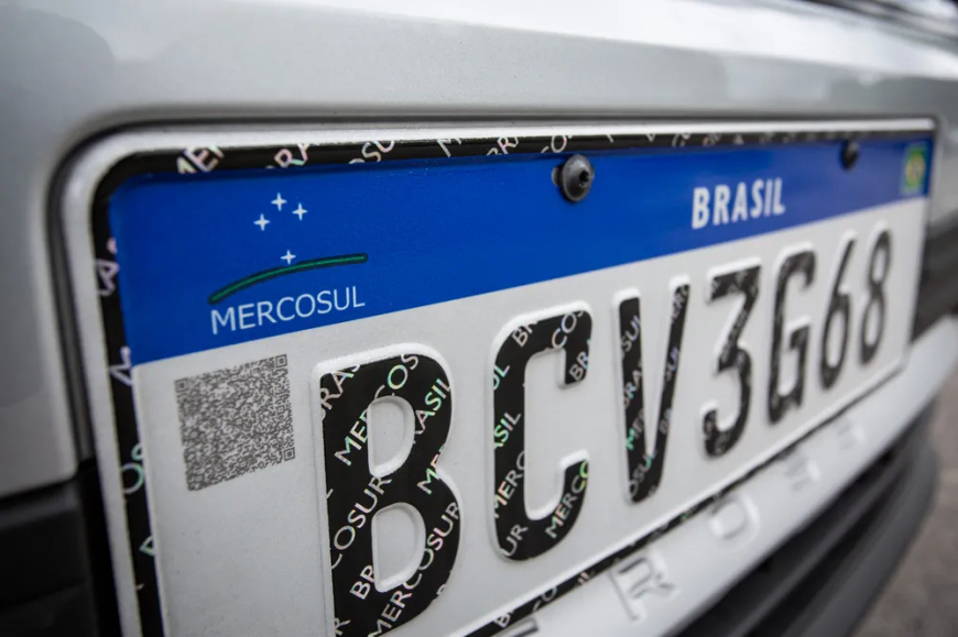Entenda o projeto que pode mudar placas de veículos