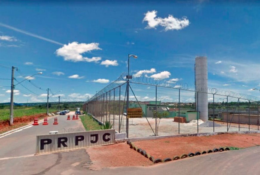 Homem se passa por policial e advogado em confusão na porta de presídio