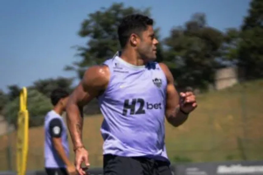 Em negociação com o Fluminense, Hulk participa de treino