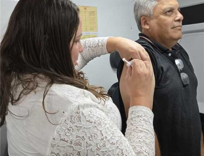 Sete Lagoas inicia vacinação contra Chikungunya e reforça atualização da caderneta de crianças e adolescentes
