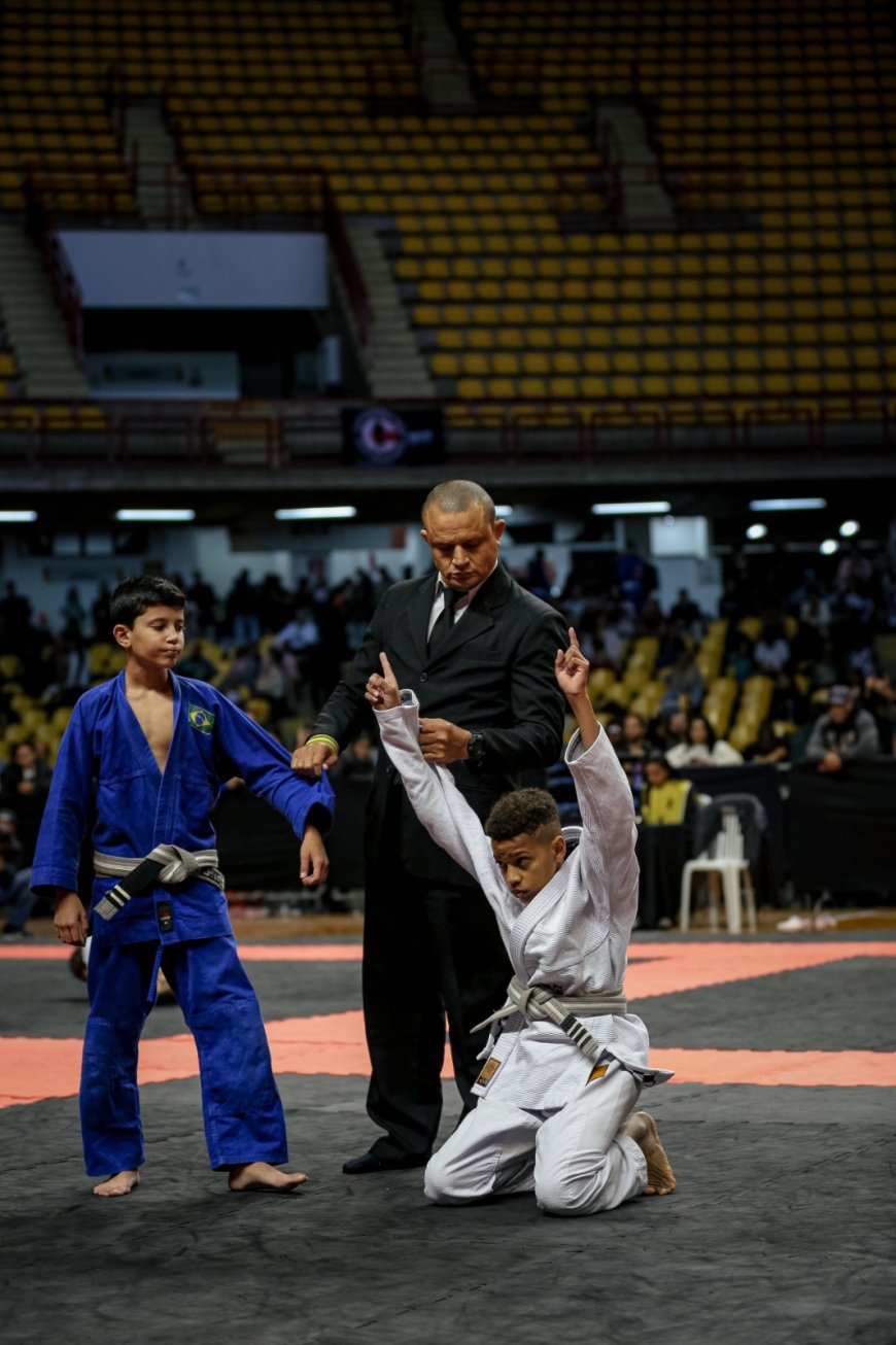 Jovem de Sete Lagoas supera alta miopia e se destaca como promessa do Jiu-Jitsu mineiro