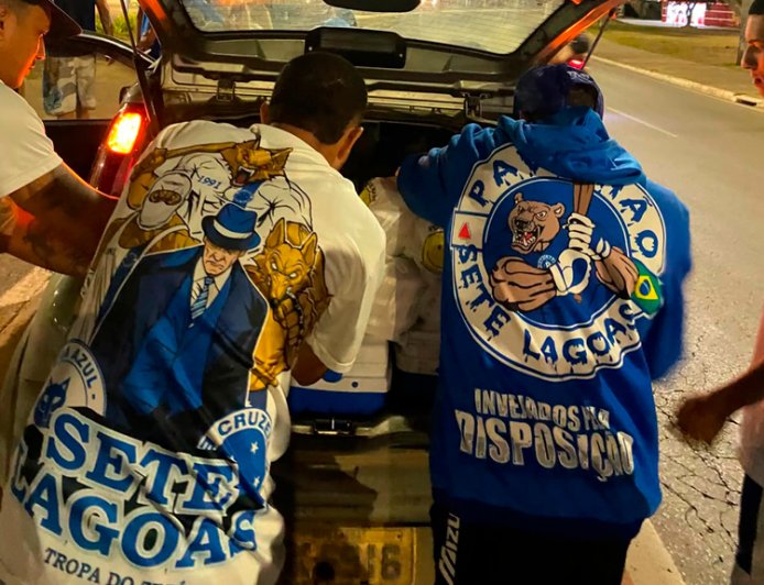 Torcidas organizadas do Cruzeiro se unem em ação solidária para ajudar pessoas em situação de rua em Sete Lagoas